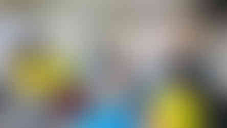 宜蘭縣志願服務協會成員與在地志工在辦公室進行座談，志工低頭翻閱資料紀錄，氣氛專注認真。