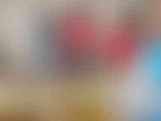 永齡基金會夥伴親自觸摸與觀察手工皂質地,肯定身障學員的職能訓練成果。