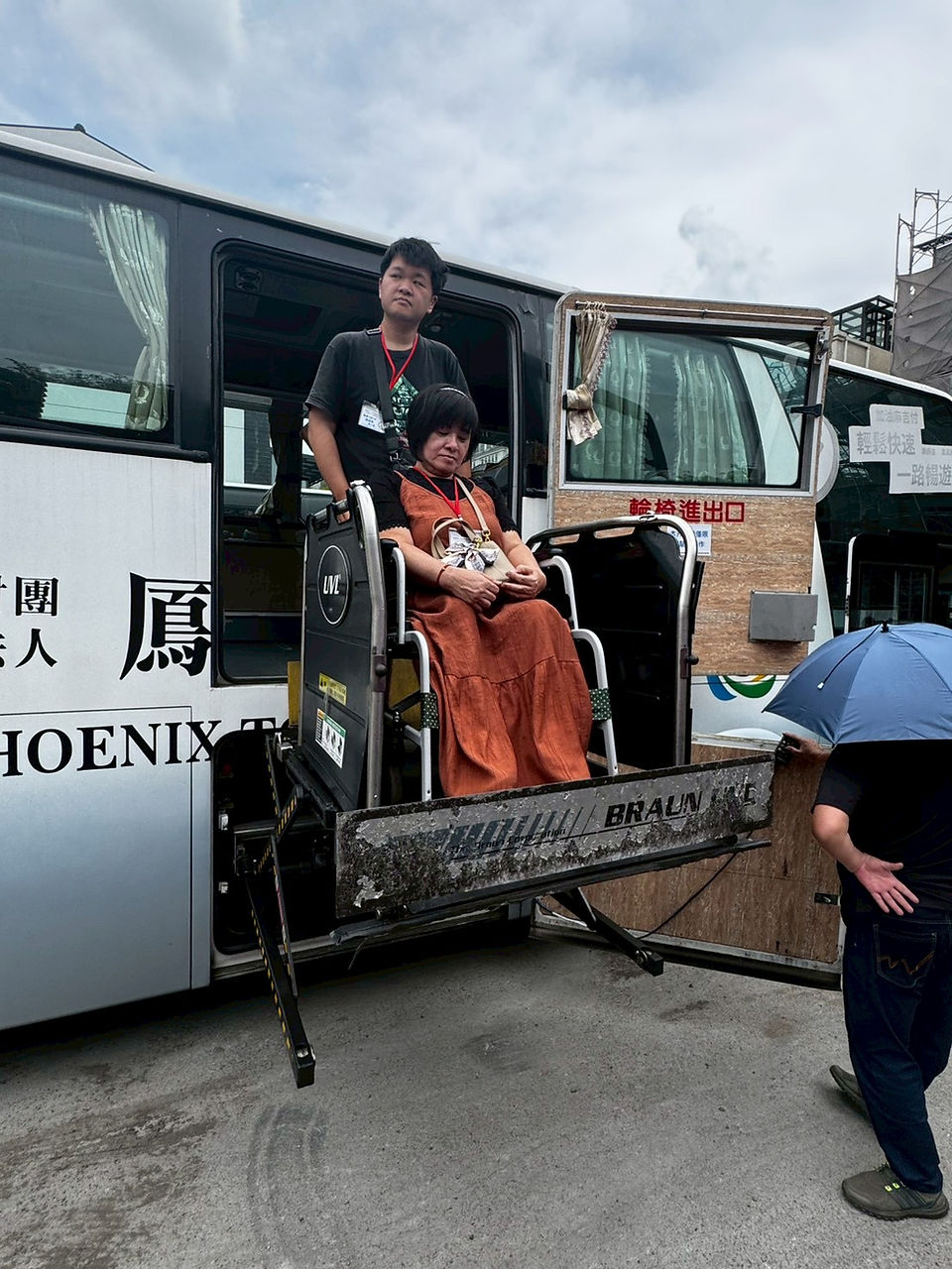 一名坐在輪椅上的會員緩緩下降，準備到達地面
