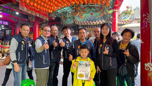 宜蘭縣肢體障礙者協會小志工於寺廟內合影,手持台新公益票選宣傳單,向廟宇參訪民眾介紹協會服務與參賽活動