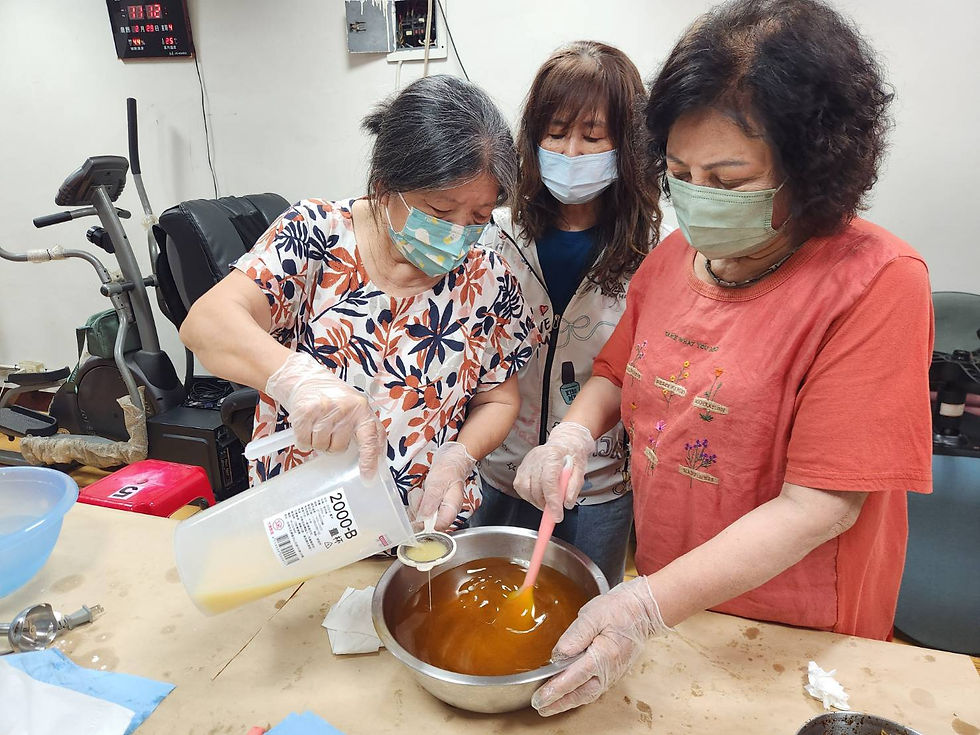 學員分組進行花材處理與皂液配製,現場充滿學習氛圍。