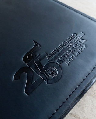 Carpeta con grabado en relieve textura y distincion 2.jpeg