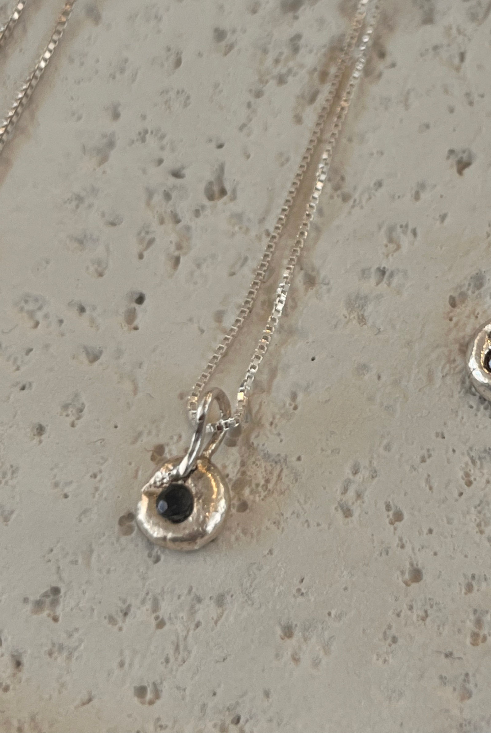 תליון משובץ אבן ספיר כחולה