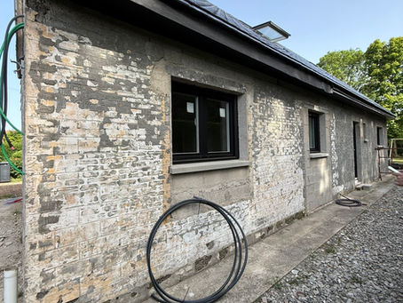 avant après enduit imitation pierre Guînes : voici le chantier complet d'une maison entièrement rénovée par Prestige Pierre à Guînes, dans le Pas-de-Calais. Façade principale, pignons, encadrements de fenêtres, soubassement — l'ensemble de la maison a été repris en enduit imitation pierre sculpté à la main, pour un résultat qui change radicalement l'aspect et la valeur du bien.