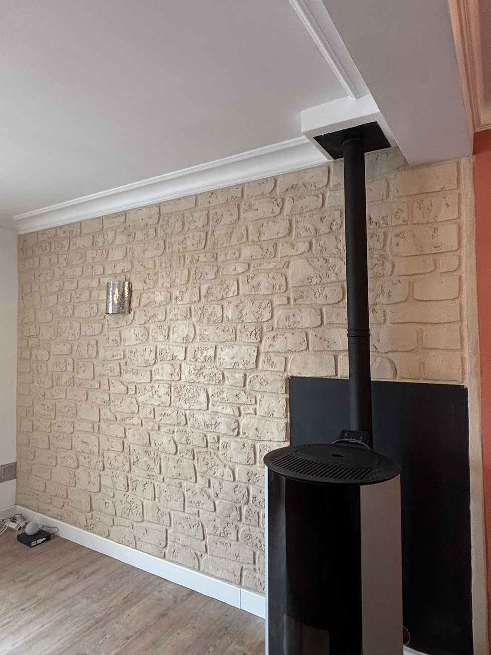 Vous rénovez l'intérieur de votre maison à Calais, Guînes ou dans les environs et vous cherchez une finition qui sort de l'ordinaire ? Prestige Pierre réalise l'enduit imitation pierre intérieur sculpté à la main, en plus des travaux classiques : placo, peinture, enduit de lissage, pose et remplacement de fenêtres. Un seul artisan, Axel, du premier rendez-vous à la finition.