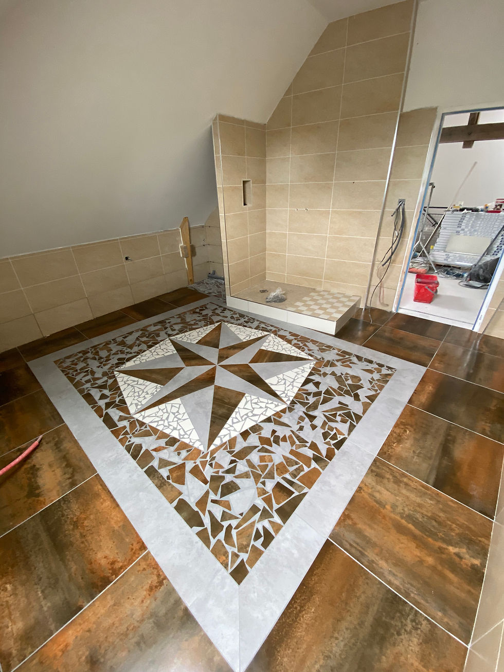 Rose des vents en mosaïque posée à la main au sol d'une salle de bain — réalisation Prestige Pierre