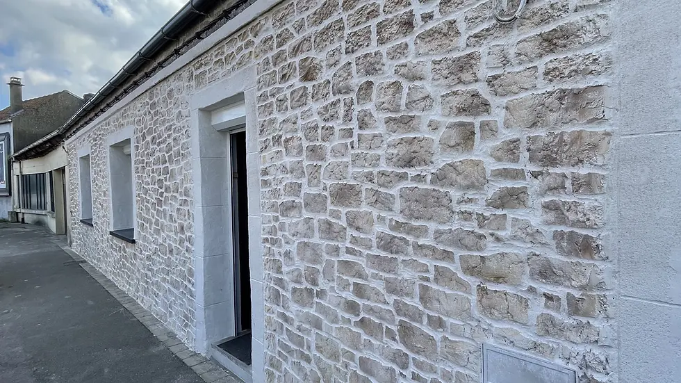 Vue rapprochée d’une façade en enduit imitation pierre avec texture réaliste