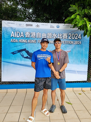 男子動態雙蹼項目 第一名 黃啟賢, 由香港自由潛水協會會長頒獎