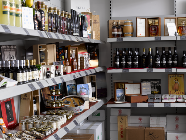 Unser Feinkostregal bietet ein kleines, kuratiertes Sortiment an Produkten