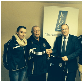 Paddy Keavney Presents training tops to Drumalee GFC