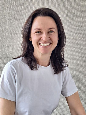 Auf diesem Foto ist Marie Luise Schmidt zu sehen. Sie lächelt in die Kamera, trägt ein weißes T-Shirt. Sie hat braune Haare. Einer ihrer Schneidezähne ist ein bisschen schief. Ihre Augenfarbe ist graublau, linkes Auge hat einen braunen Fleck.