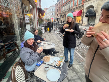Rozálie vede studenty na universitě v Lundu
