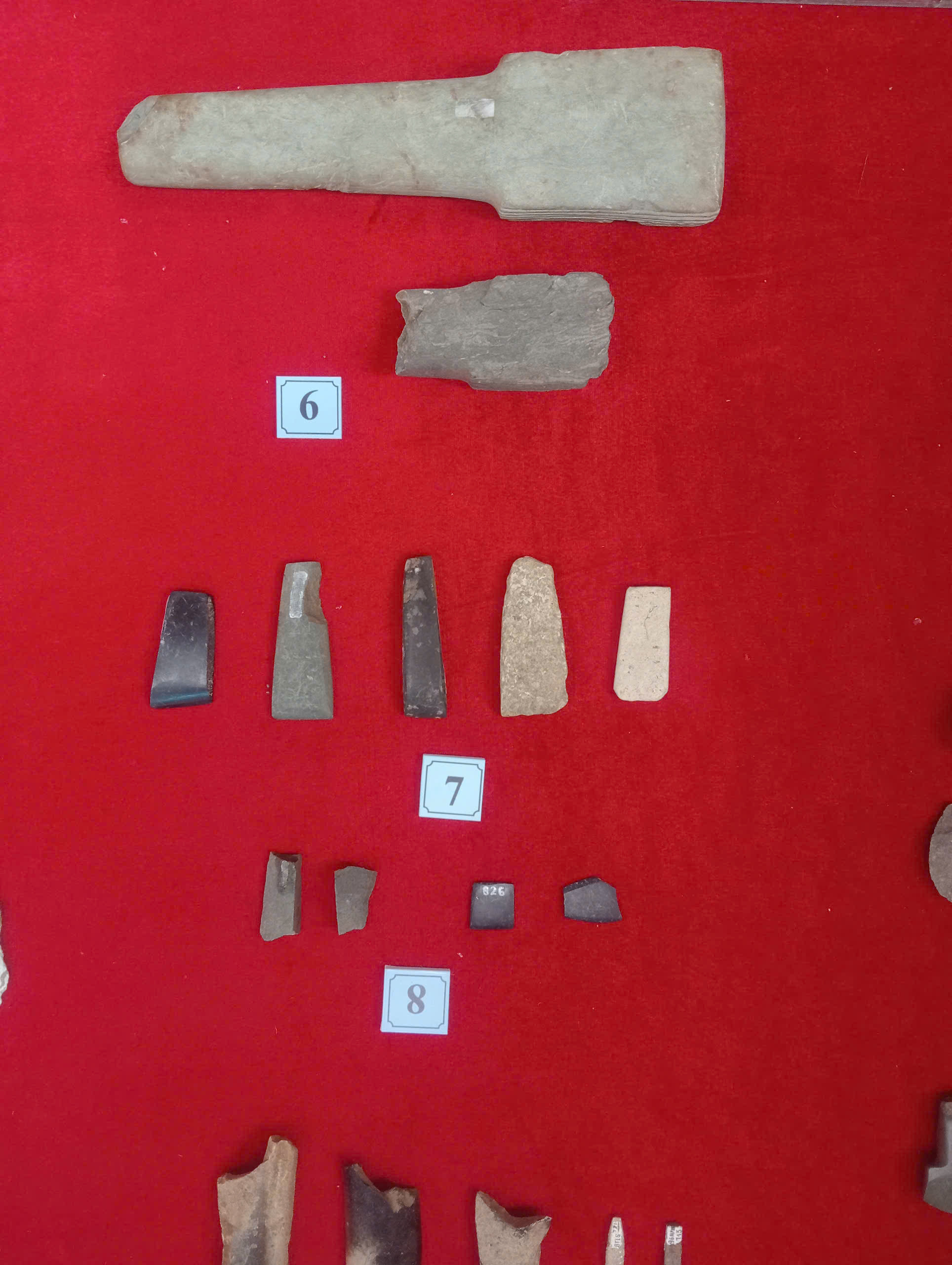 7 - Bàn dập khắc rãnh, đục vuông, mảnh cưa đá, dao đá.jpg