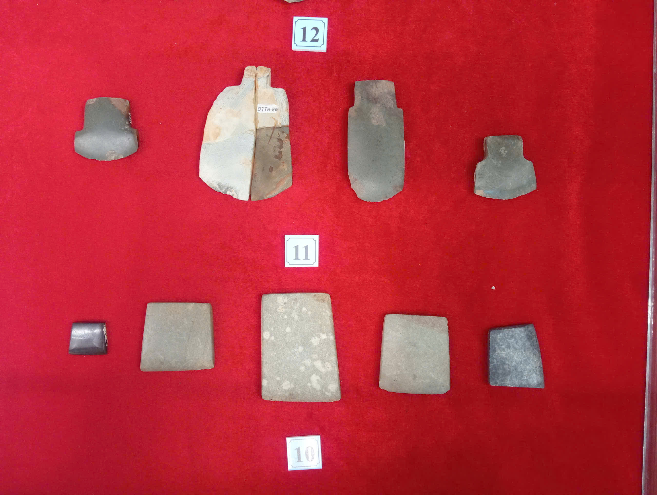 6 - Rìu bôn tứ giác, rìu có vai.jpg