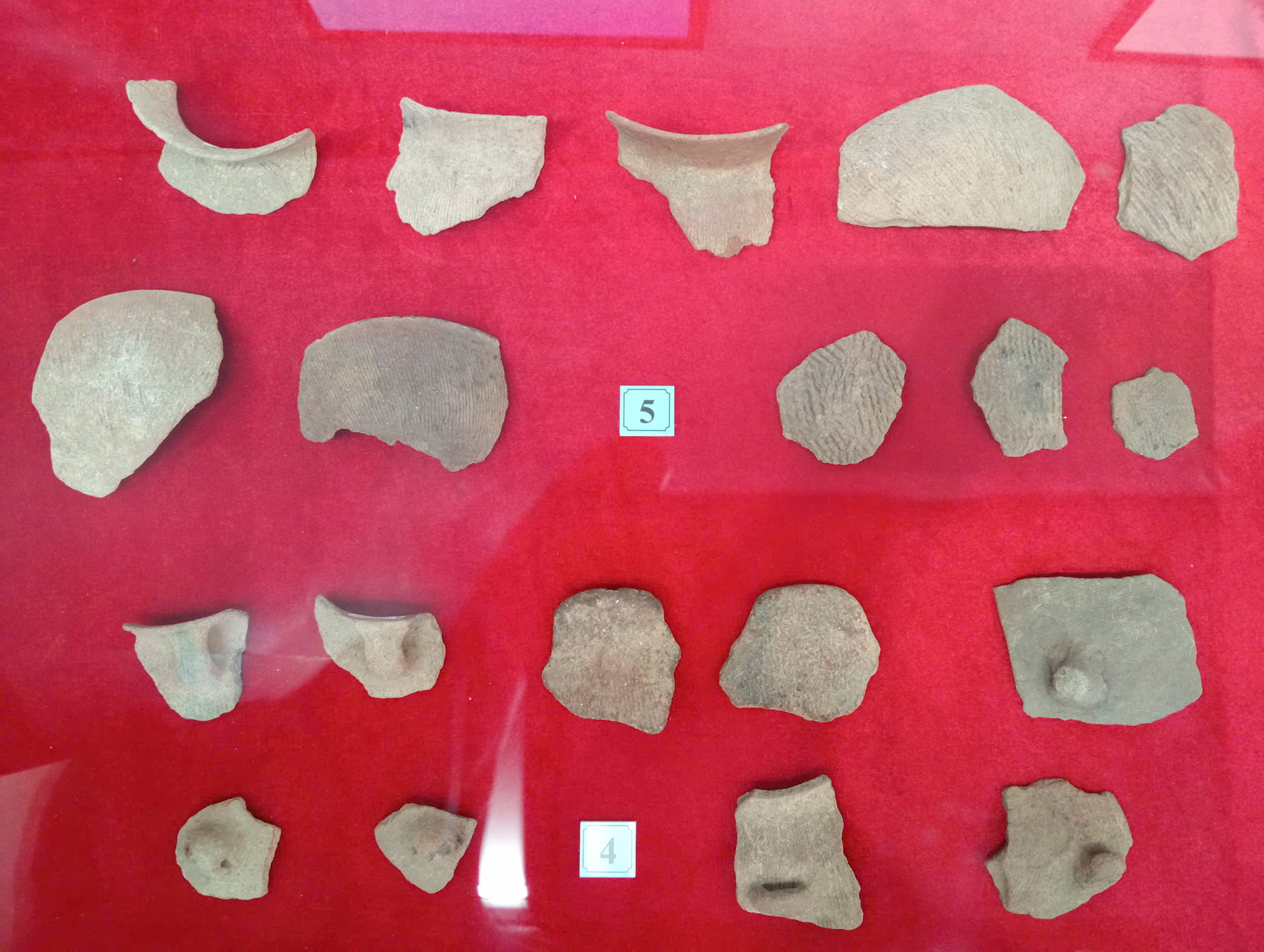 4 - Núm quai, tai đồ gốm và trang trí vặn thừng.jpg