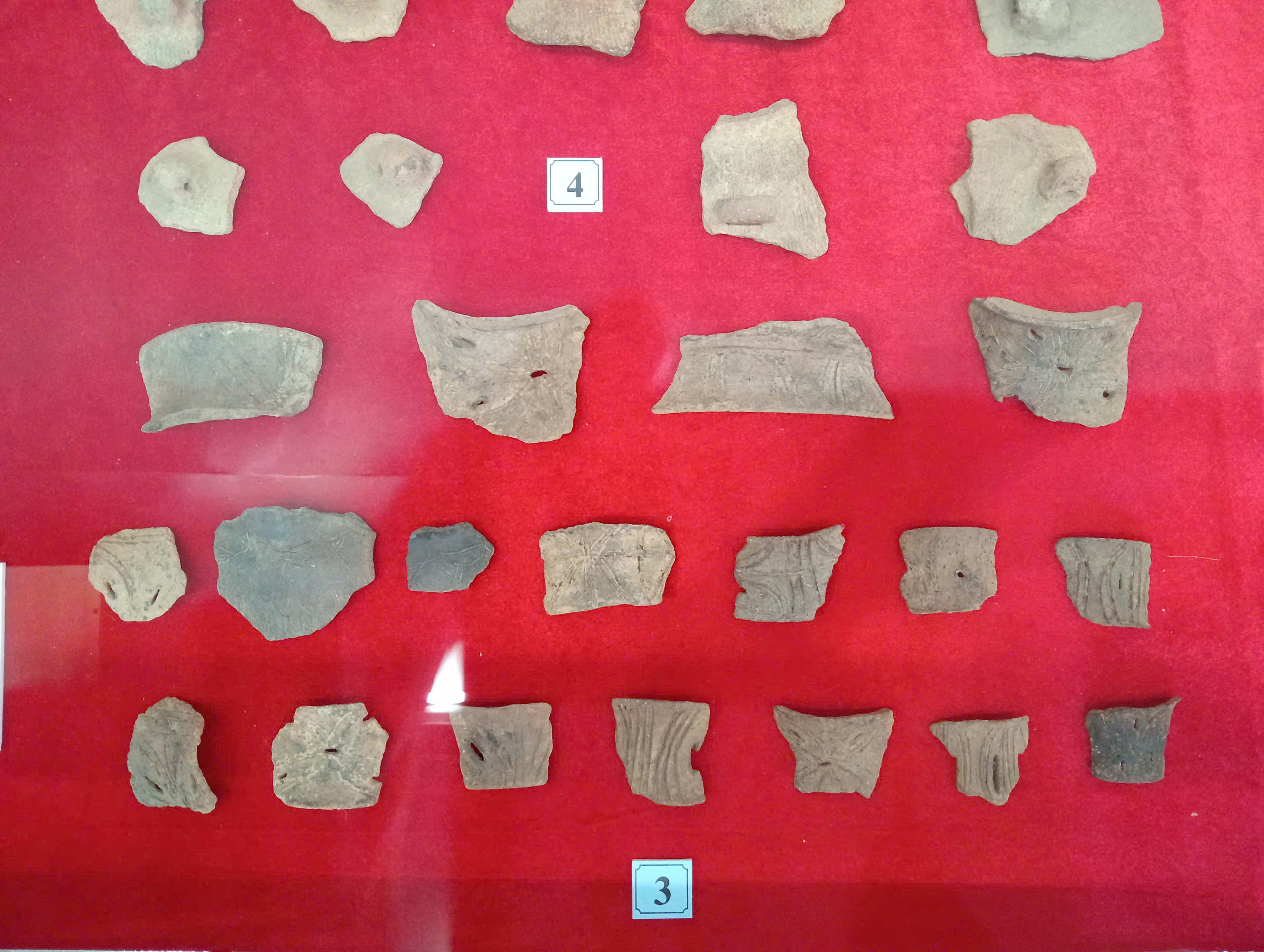 Mô tuýp hoa văn khắc trên đồ gốm và núm tai đồ gốm.jpg