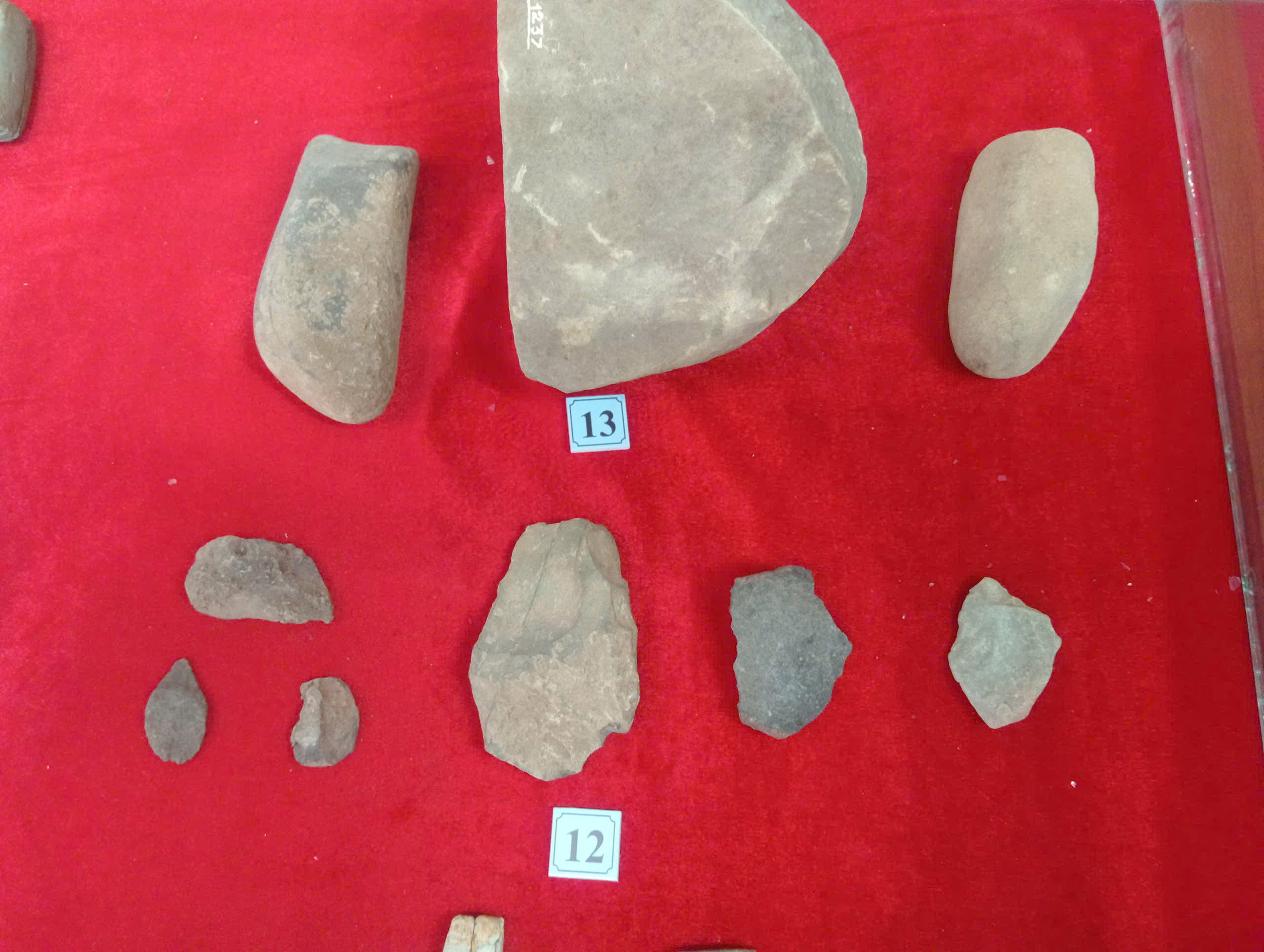 Mảnh tước và bàn mài, hòn ghè, chày nghiền.jpg