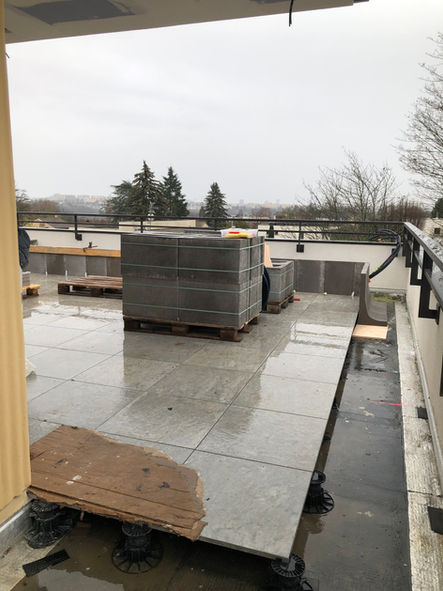 Construction d'une jardinière en bois sur une toiture terrasse