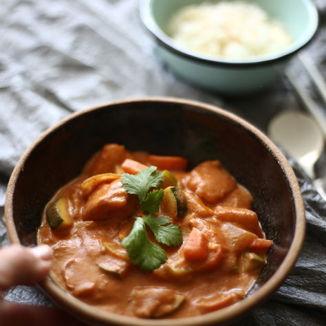 קארי טופו אדום עם פלפל, גזר וצ'ילי עשיר בחלבון ודל בפחמימה