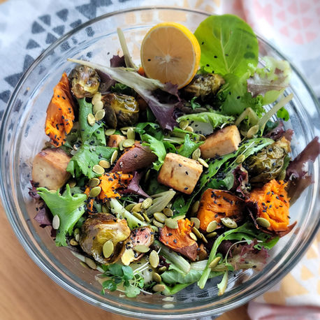 סלט טופו עם בטטה ושומשום שחור