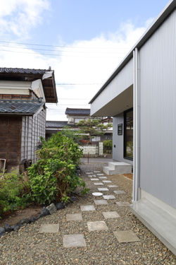 廃材を利用した飛び石