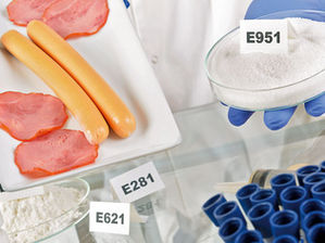 personal de laboratorio aplicando aditivos a alimentos