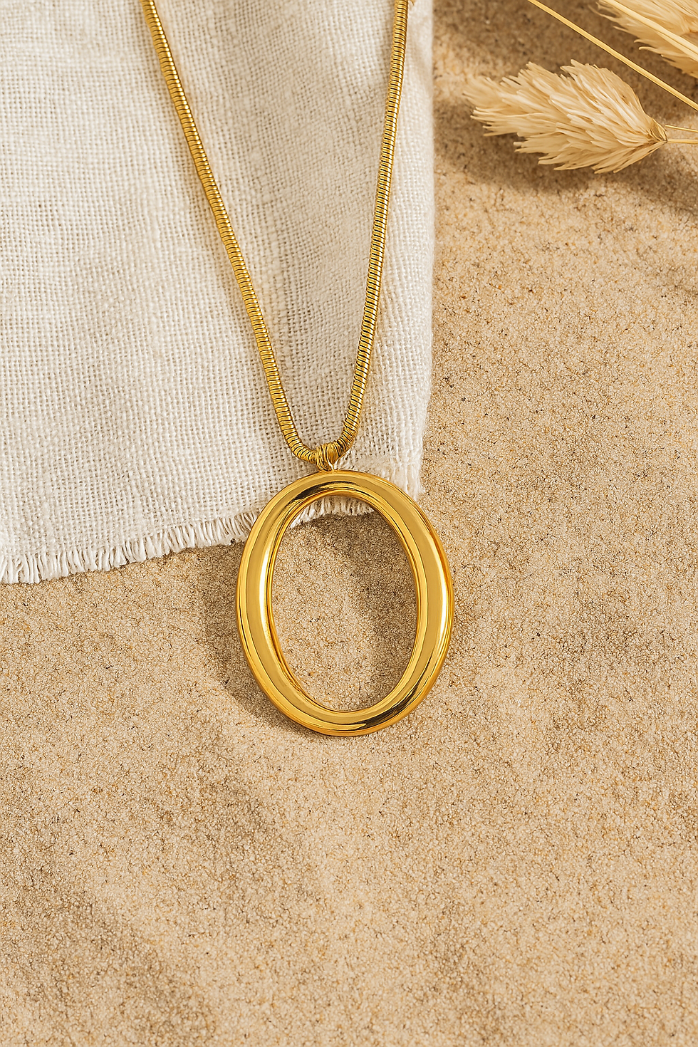 Collier doré avec un pendentif ovale, style minimaliste, Maison Argÿel.