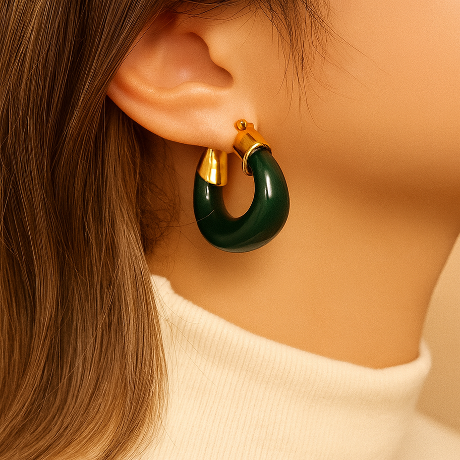 Boucles d'oreilles créoles vertes, Manchette Creuse Lisse Doré 18K l Maison Argÿel, sur femme.