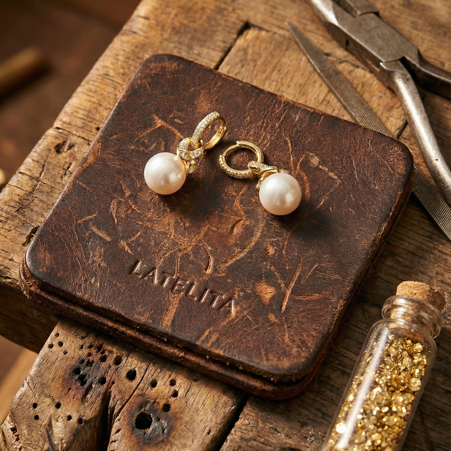 Boucles d'oreilles perles et or sur un support en cuir. Maison Argÿel.