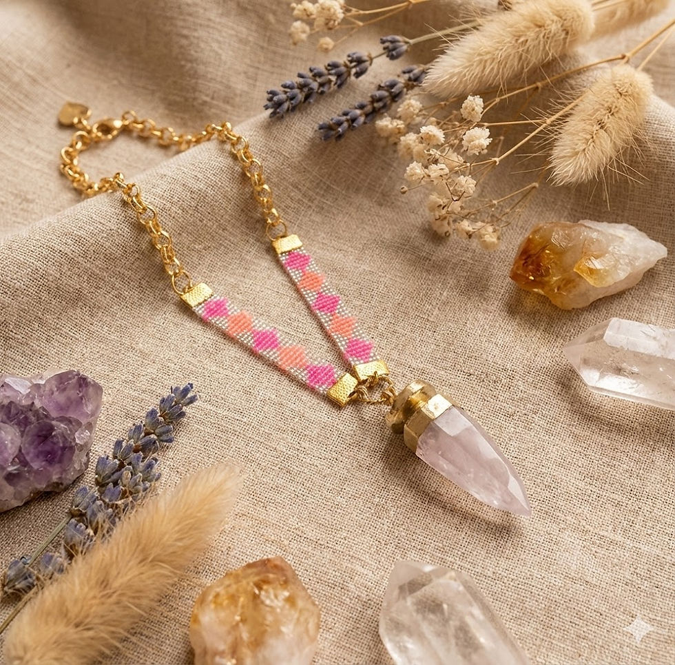 Collier Croix Acier Inoxydable Doré 18K & Titane avec pendentif rose, détails floraux Maison Argÿel