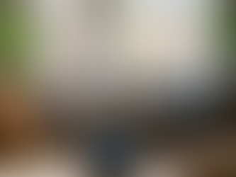 Wellness-produkter stillet smukt frem i stuen i en københavnerlejlighed.