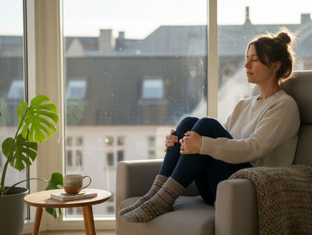 Kvinde arbejder som terapeut i sin praksis midt i byen