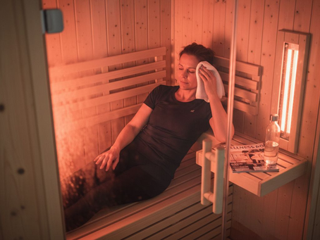 En kvinde nyder en afslappende stund i en kompakt infrarød sauna.
