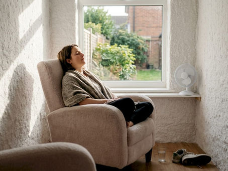 En kvinde nyder en afslappende stund i et lyst saltterapirum.