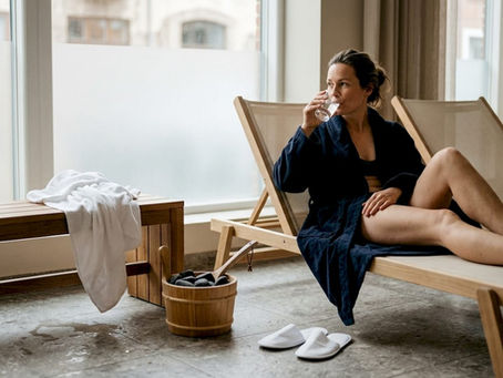 En kvinde nyder roen efter en velgørende spaoplevelse i København.