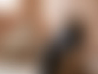 En kvinde nyder en afslappende stund i et saltterapirum.