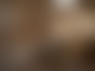 Kvinde nyder en afslappende stund i et saltterapirum i København