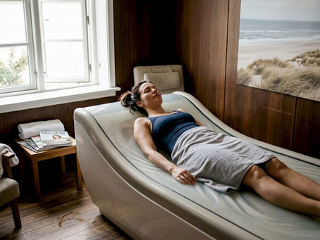 Kvinde nyder en afslappende stund med hydromassage