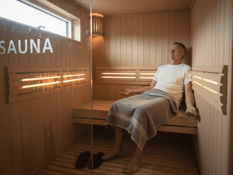 En mand nyder en afslappende stund i en infrarød sauna