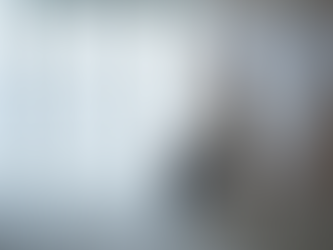 En kvinde nyder en afslappende stund i et saltterapirum i København.