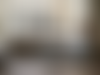 Kvinde nyder en afslappende stund i et allergivenligt loungeområde i København