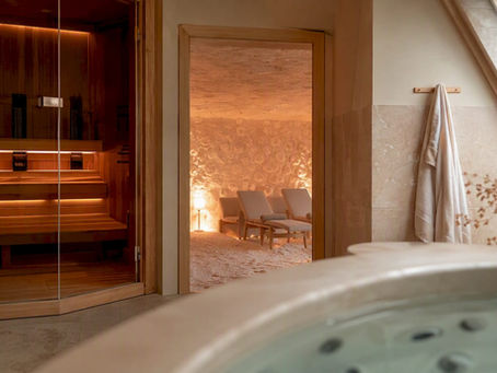 Indbydende spa-miljø med sauna og saltrum, hvor du kan nyde varme og velvære.