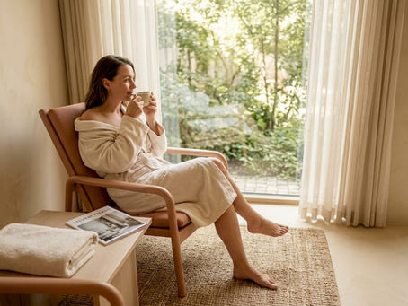 En kvinde nyder roen i en spa-lounge, mens hun slapper af med en kop te.