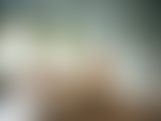 En mand nyder en afslappende stund på en spabænk med hydromassage.