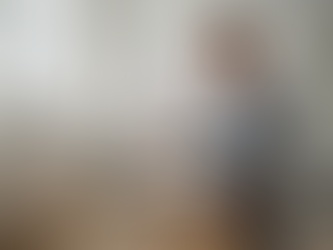 En voksen mand går i gang med sin sunde morgenrutine i køkkenet.