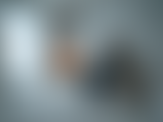 En kvinde nyder en afslappende stund i en saltsauna.