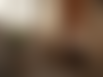 En kvinde nyder en afslappende stund i en infrarød sauna af træ.