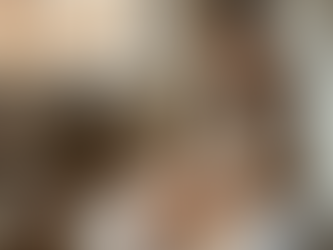 Massageterapeuten arbejder i et lyst og indbydende behandlerrum.