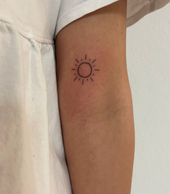 Sonnen Tattoo Oberarm