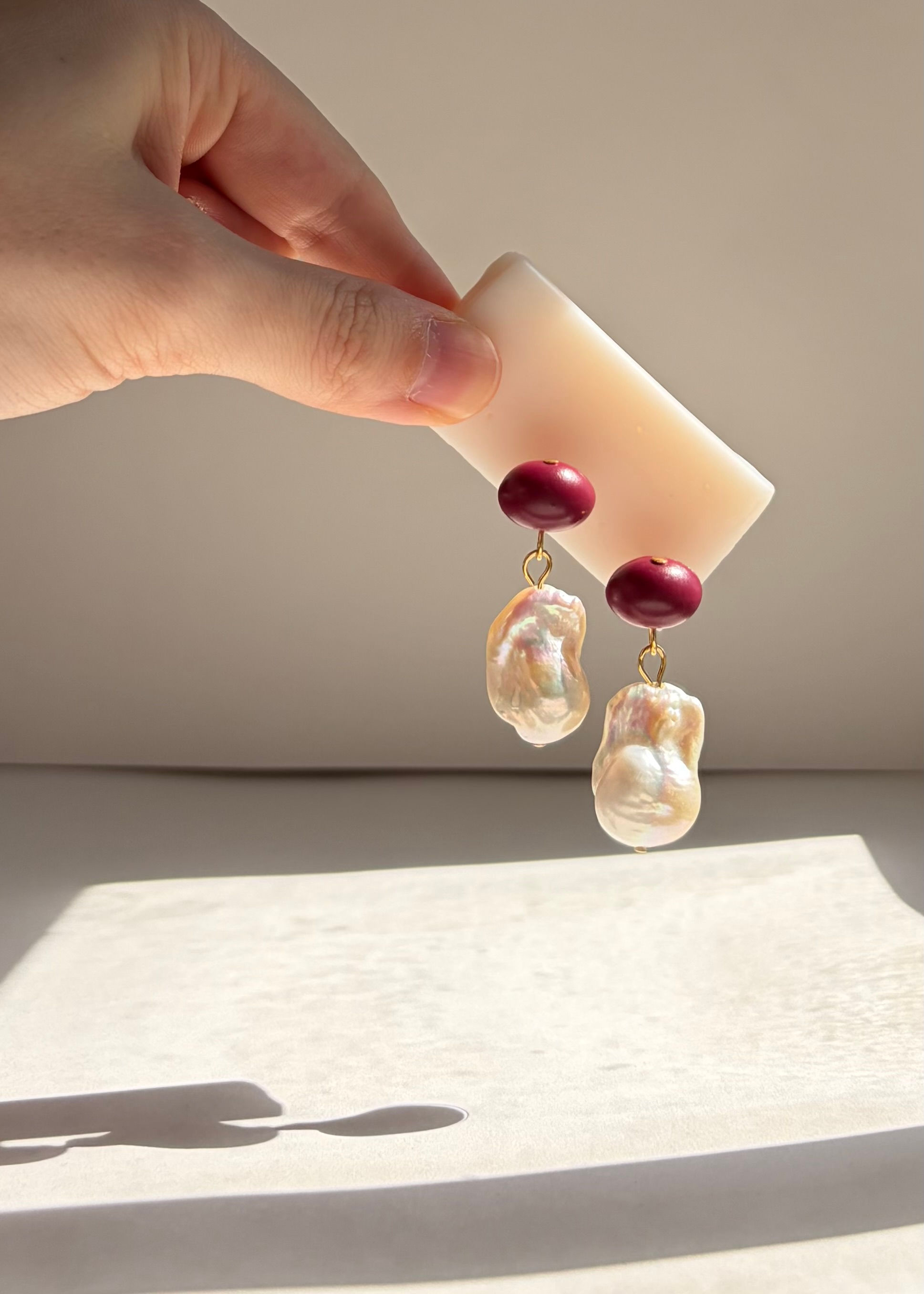LIMITED EDITION LUXE PEARL EARRINGS IN AUBERGINE